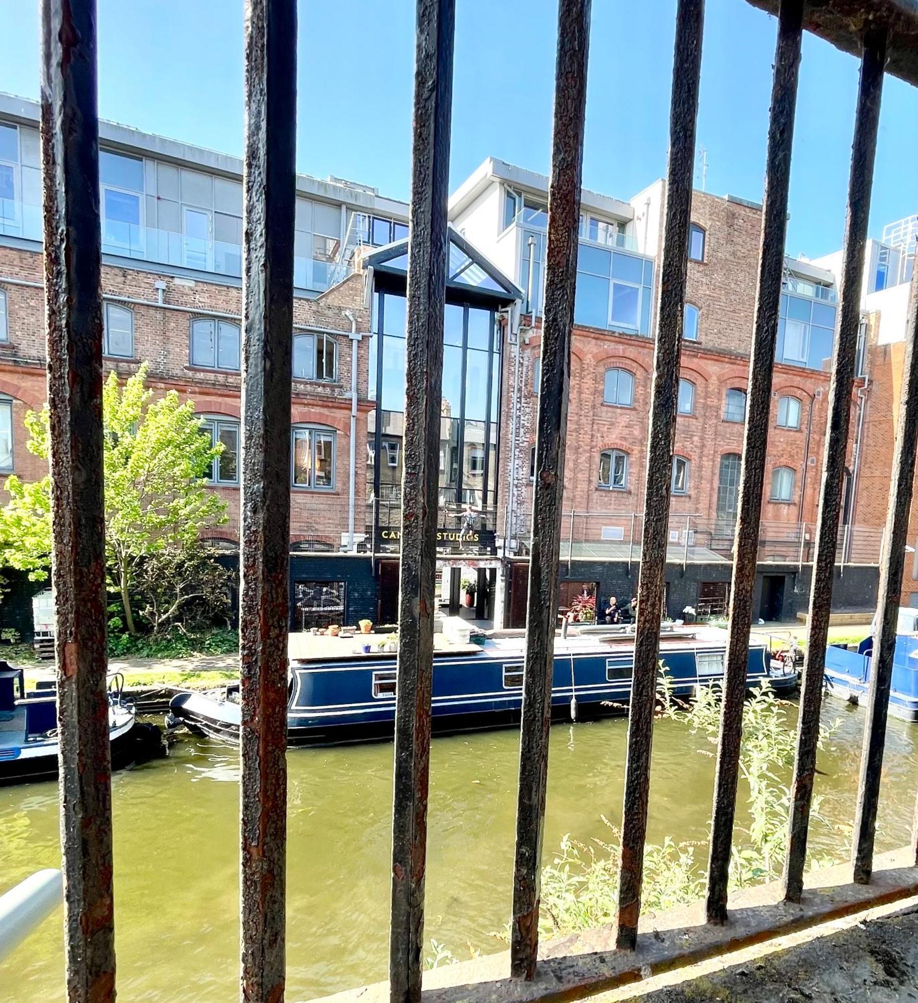 Cozy Balcony Flat With Canal View Londra